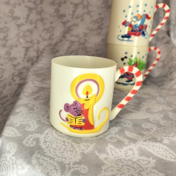 4 vintage 1985 Sterling House plastic 3" Christmas mugs w box, yellowed - Picture 5 of 14